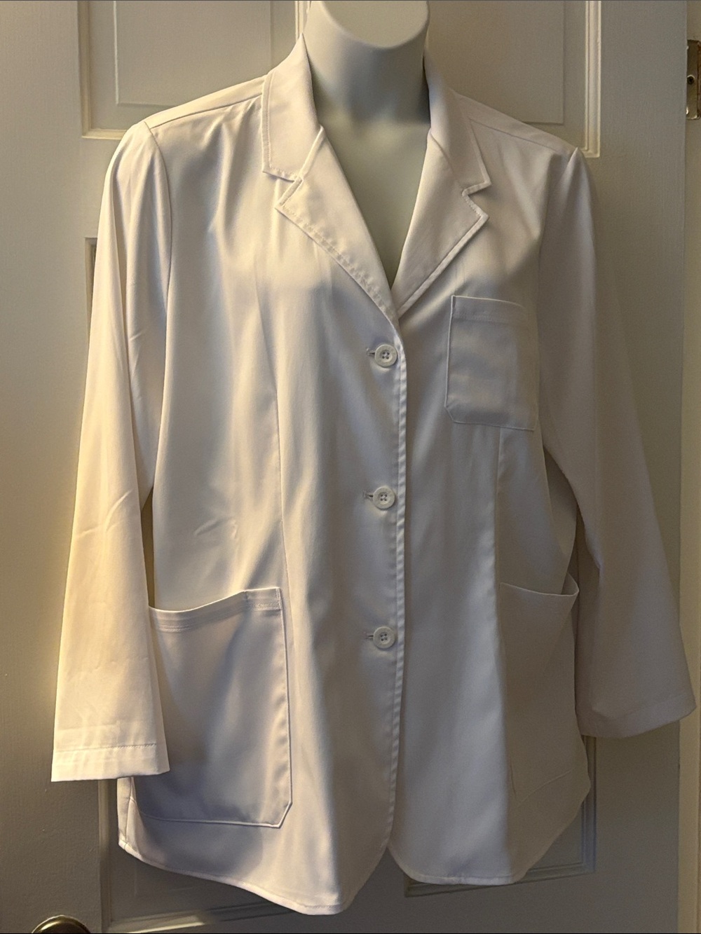 White Women's Lab-Style Jacket - Classic Pocket Style! 3/4 length!